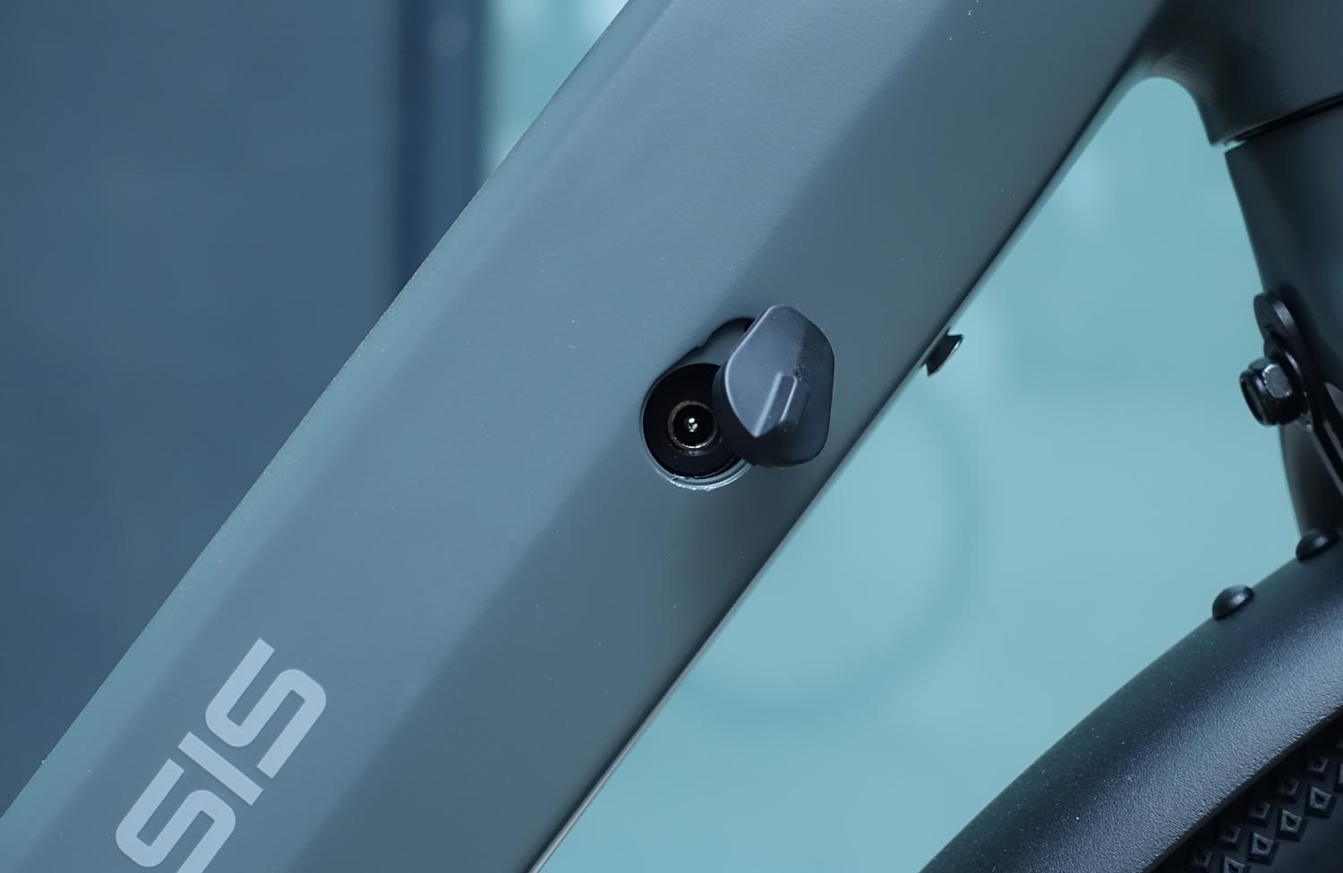 Moderne Technik für kleines Geld: das ADO Air 30 Ultra mit innovativem Automatikgetriebe im Test 8 ADO Air 30 Ultra Test Review Urban E Bike Ladeanschluss