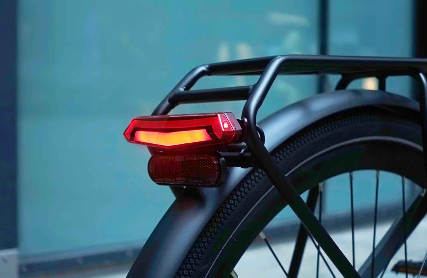 Moderne Technik für kleines Geld: das ADO Air 30 Ultra mit innovativem Automatikgetriebe im Test 7 ADO Air 30 Ultra Test Review Urban E Bike Ruecklicht
