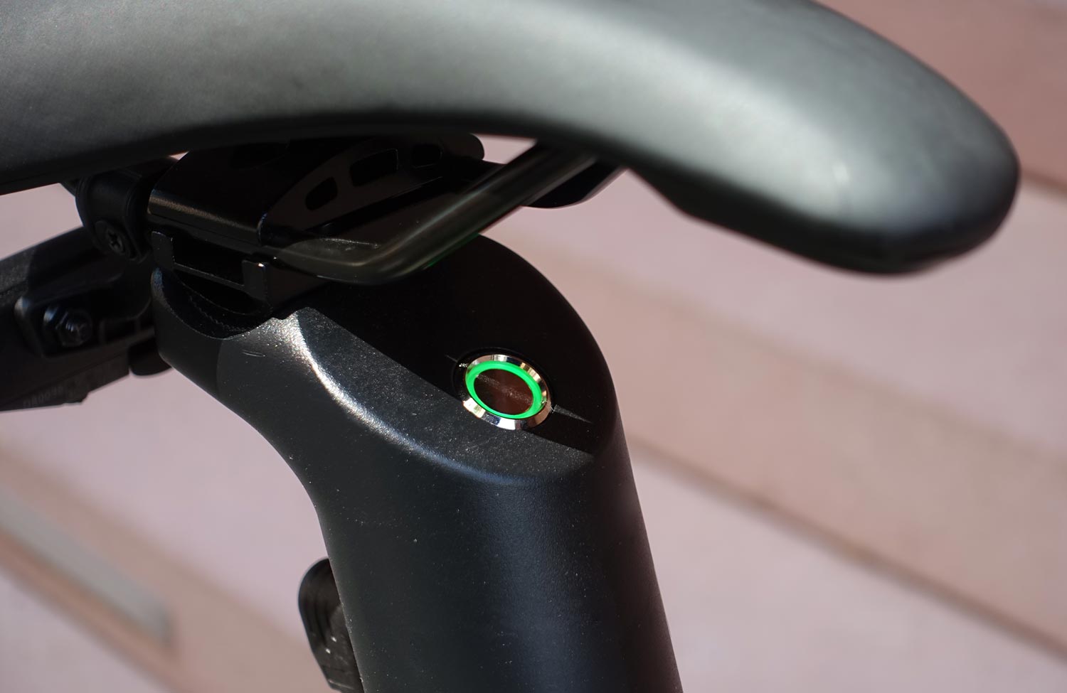 ADO Air Carbon im Test: Lohnt sich das leichte Elektro-Faltrad mit GPS und Riemenantrieb? 11 ADO Air Carbon Test Review Faltrad Klapprad E Bike Akku