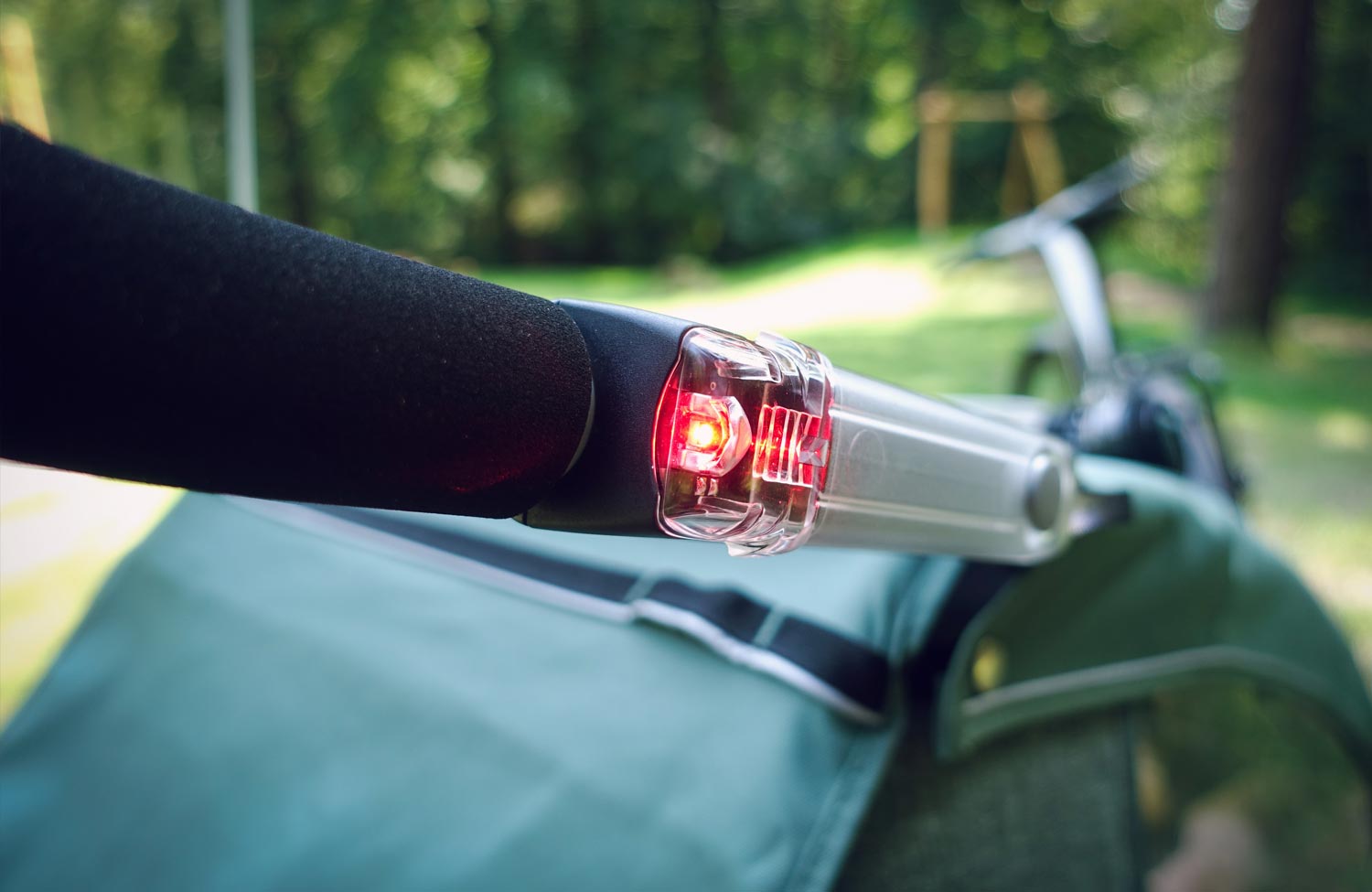 Die erste Saison mit Kinder-Fahrradanhänger: der Croozer Kid Vaaya im Test 5 Croozer Kid Vaaya 2 Test Review LED Licht