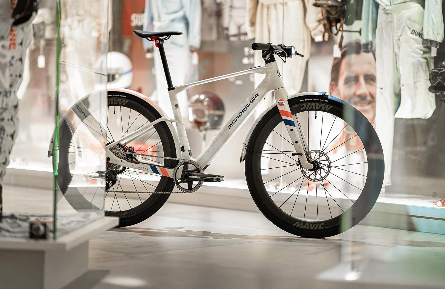 Urban Bike im Rennsport-Design: das Dusty X Unlimited Gulf von Mondraker
