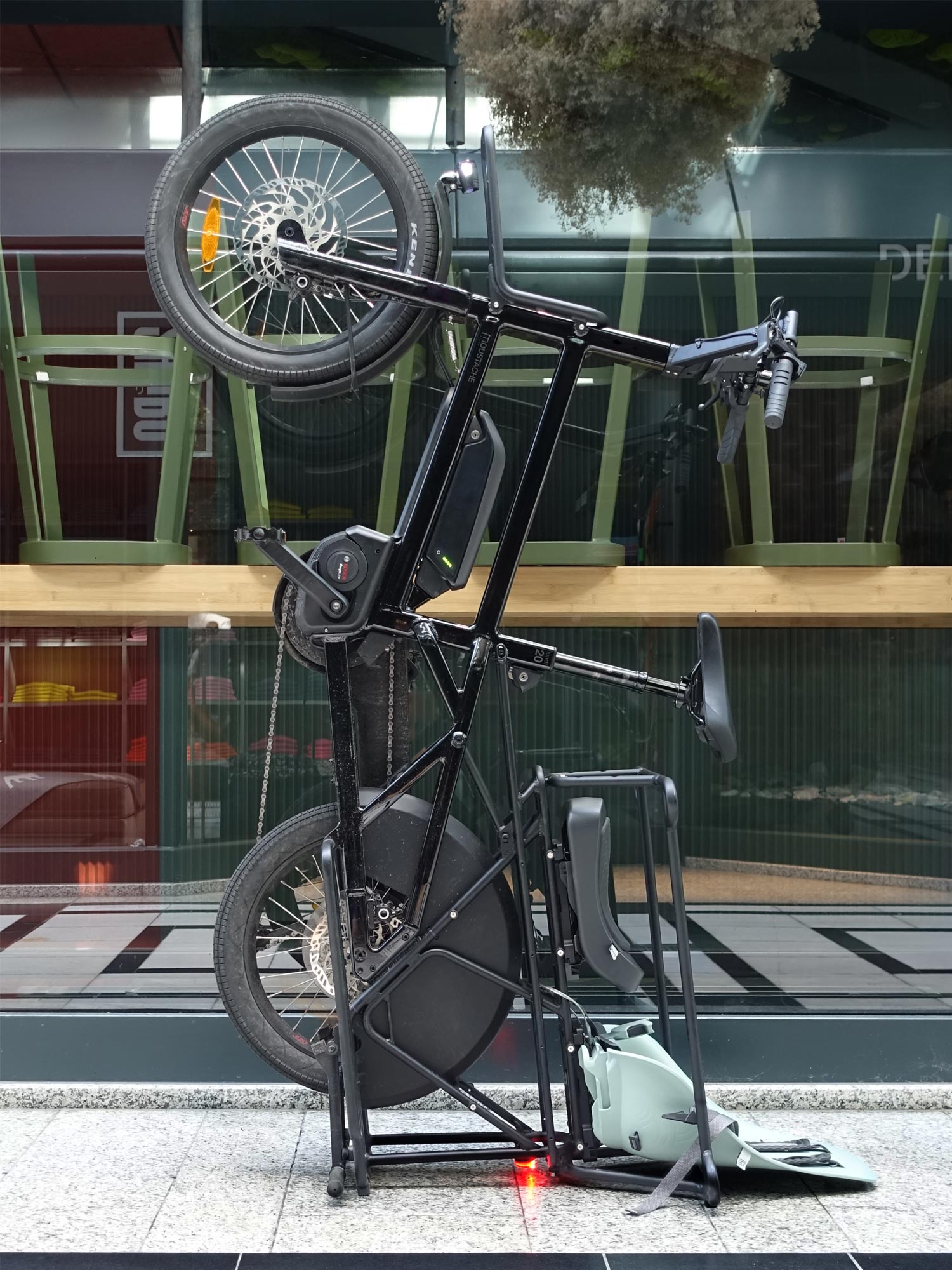 Praktisch und stylish: das kompakte Design-Lastenrad Lundi 20 Cargo von Moustache im Test 16 Moustache Lundi 20 Test Review Design Lastenrad Cargobike Vertikal