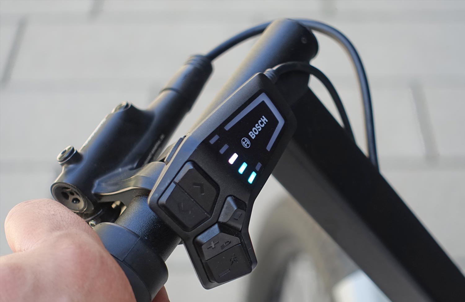 Moustache Lundi 27.6 im Test: zeitloser Klassiker mit modernen Features 4 Moustache Lundi 27 Test Review Bosch LED Remote